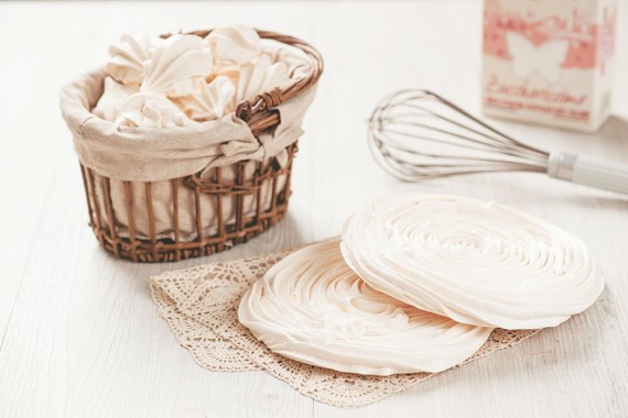Meringhe senza glutine fatte in casa con Zuccherissimo, lo zucchero extrafine di Italia Zuccheri ideale per i dolci