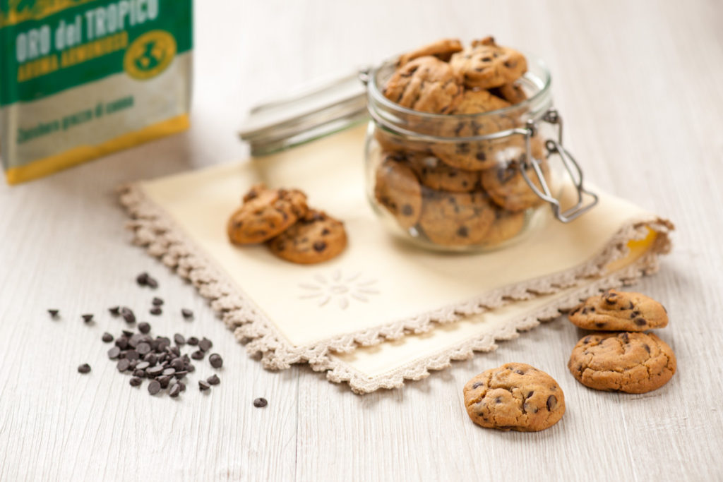 Cookies con Gocce di Cioccolato fatti in casa con lo zucchero di canna Oro del Tropico