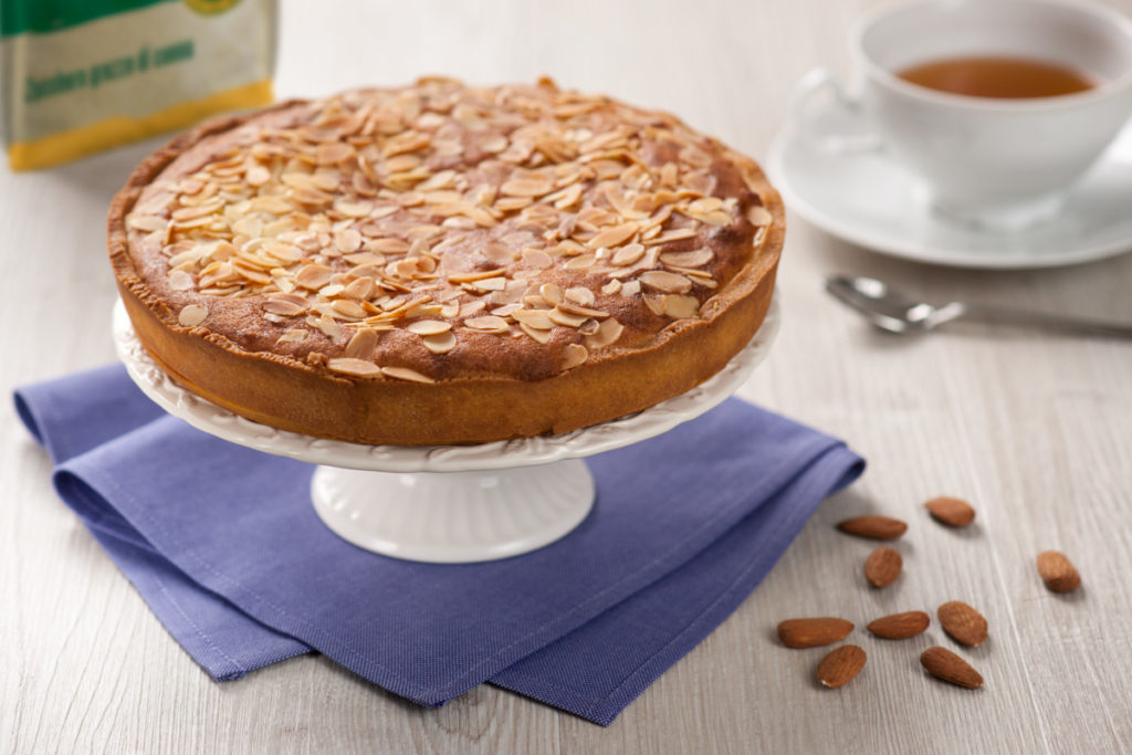 Torta Frangipane fatta in casa con lo zucchero di canna Oro del Tropico di Italia Zuccheri