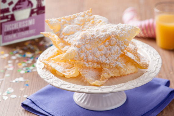 Crostoli di Carnevale Fritti fatti in casa con Zuccherissimo, lo zucchero extrafine di Italia Zuccheri ideale per i dolci