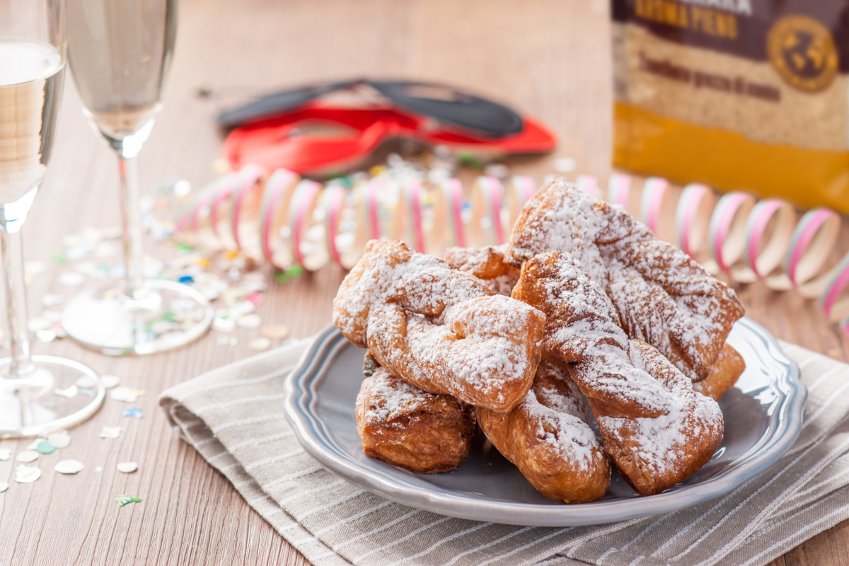 Fiocchetti di Carnevale Fritti fatti in casa con lo zucchero di canna Demerara di Italia Zuccheri