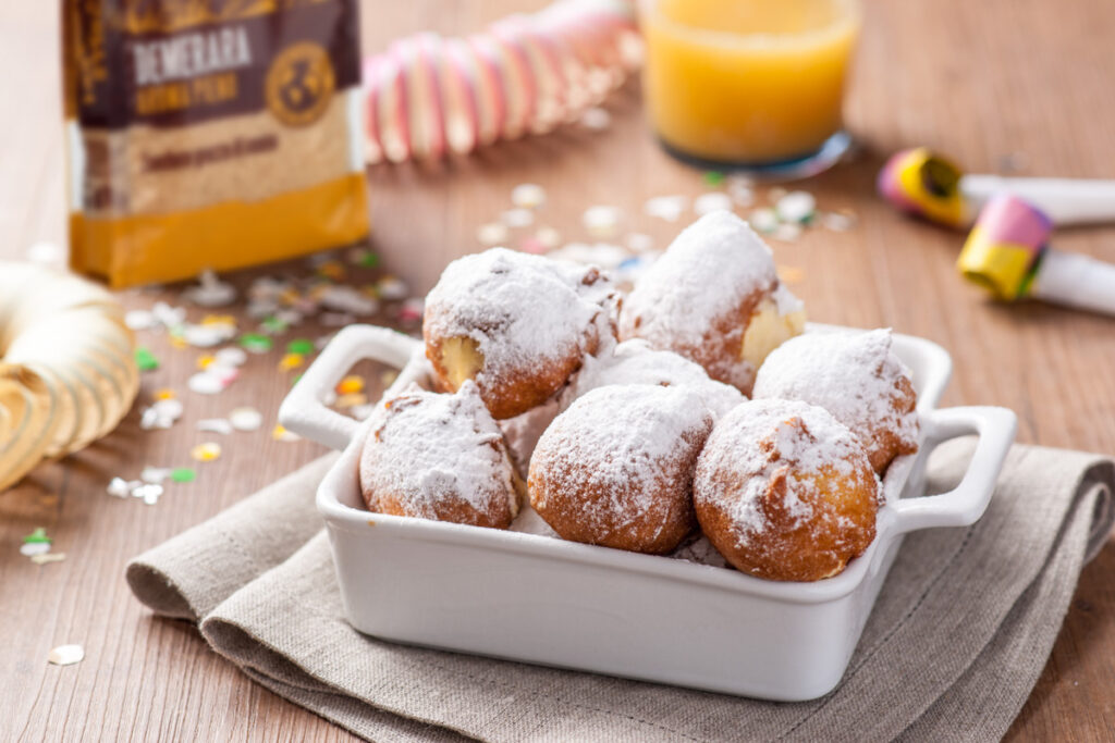 Frittelle Dolci Ripiene di Crema Pasticcera fatte in casa con lo zucchero di canna Demerara di Italia Zuccheri