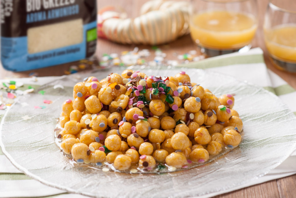 Struffoli di Carnevale Fritti Morbidi fatti in casa con lo zucchero di canna biologico grezzo di Italia Zuccheri