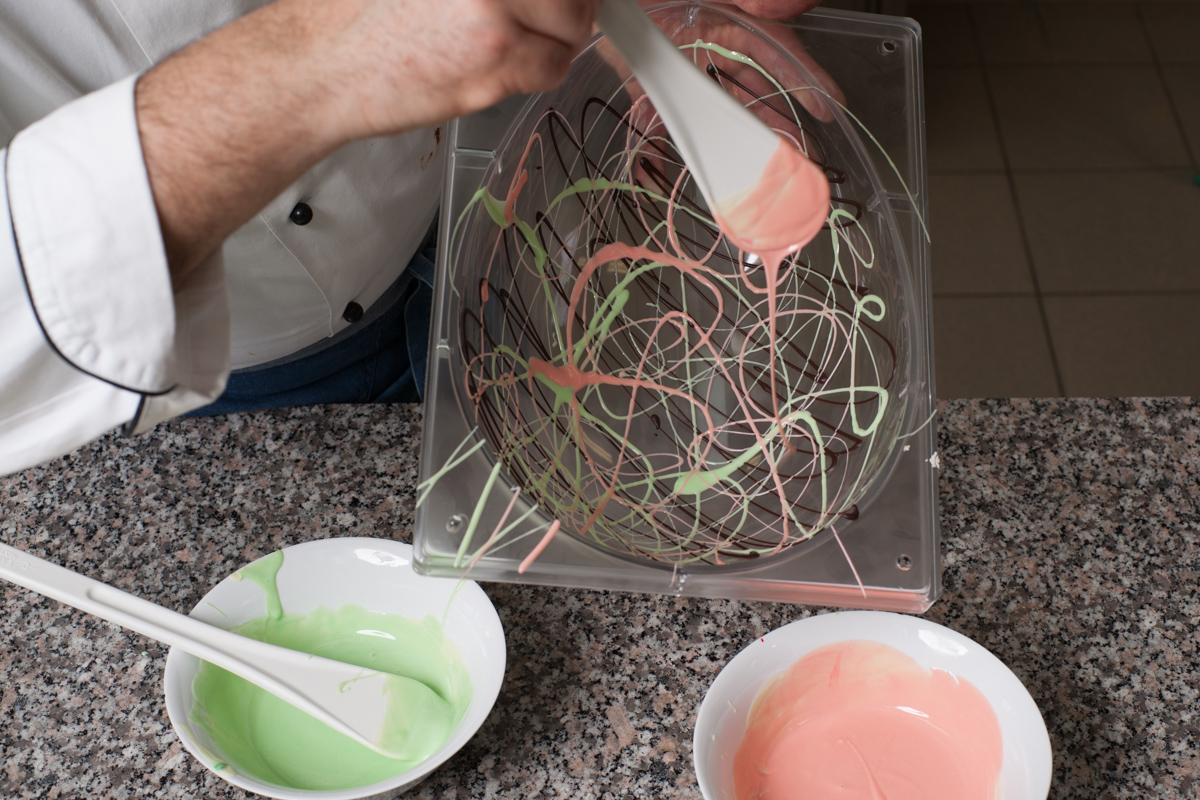 Come decorare le uova di Pasqua a mano e senza sporcare