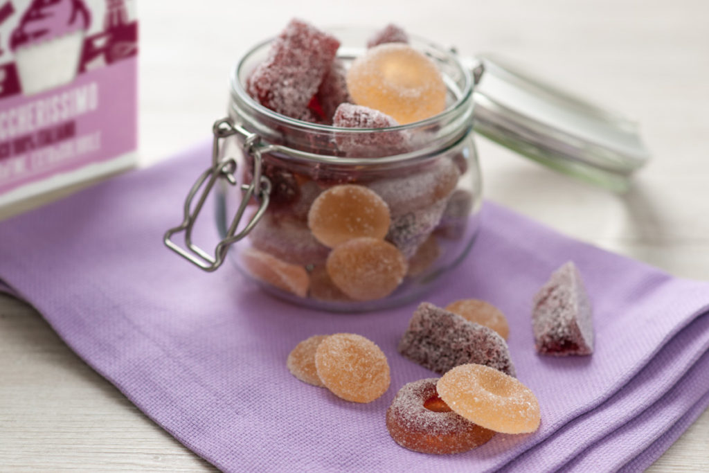 Gelatine alla Fragola fatte in casa e senza glutine con Zuccherissimo, lo zucchero extrafine ideale per i dolci