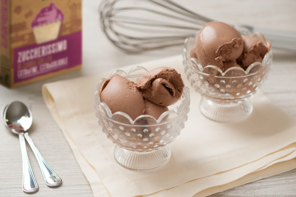 Gelato al Cioccolato Fondente fatto in casa con Zuccherissimo di Canna Grezzo, lo zucchero extrafine ideale per preparare i dolci