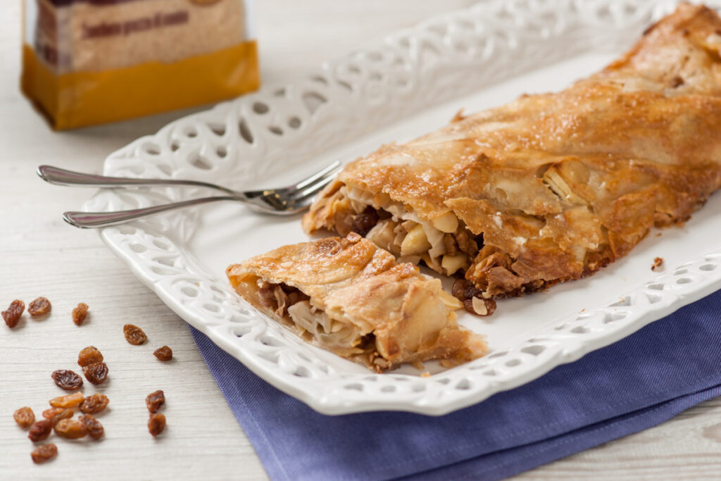 Strudel di Mele fatto in casa con uvetta, mandorle e lo zucchero di canna Demerara di Italia Zuccheri