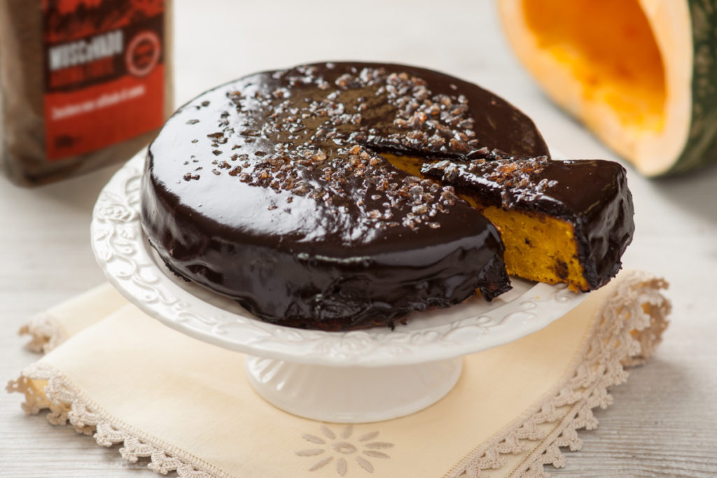 Torta Dolce di Zucca fatta in casa con glassa al cioccolato fondente e lo zucchero di canna Muscovado di Italia Zuccheri