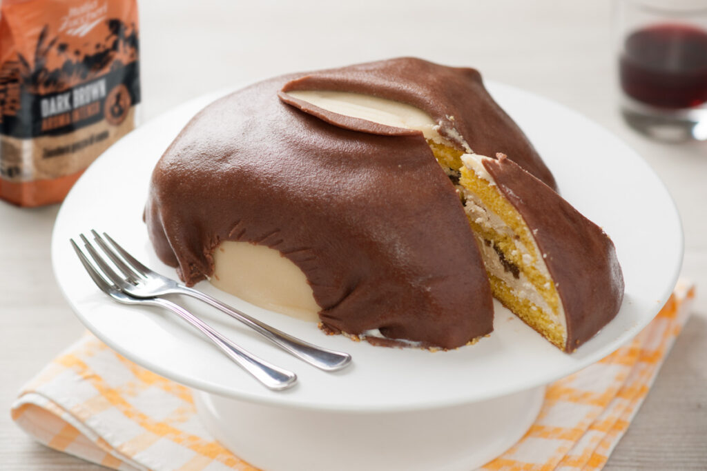 Torta a Forma di Castagna fatta in casa con Pan di Spagna classico, rum e zucchero di canna Dark Brown di Italia Zuccheri