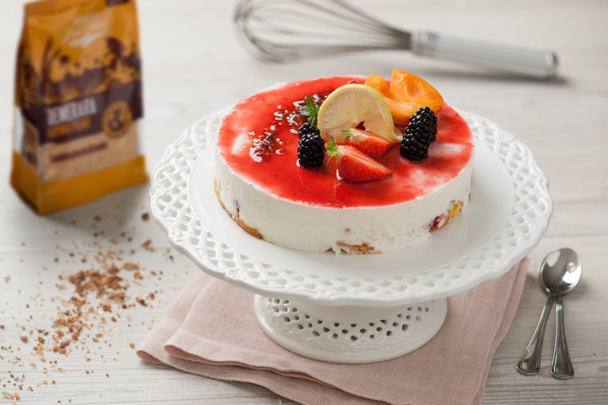 Cheesecake Fredda con Fragole e Frutti di Bosco fatta in casa con lo zucchero di canna Demerara di Italia Zuccheri