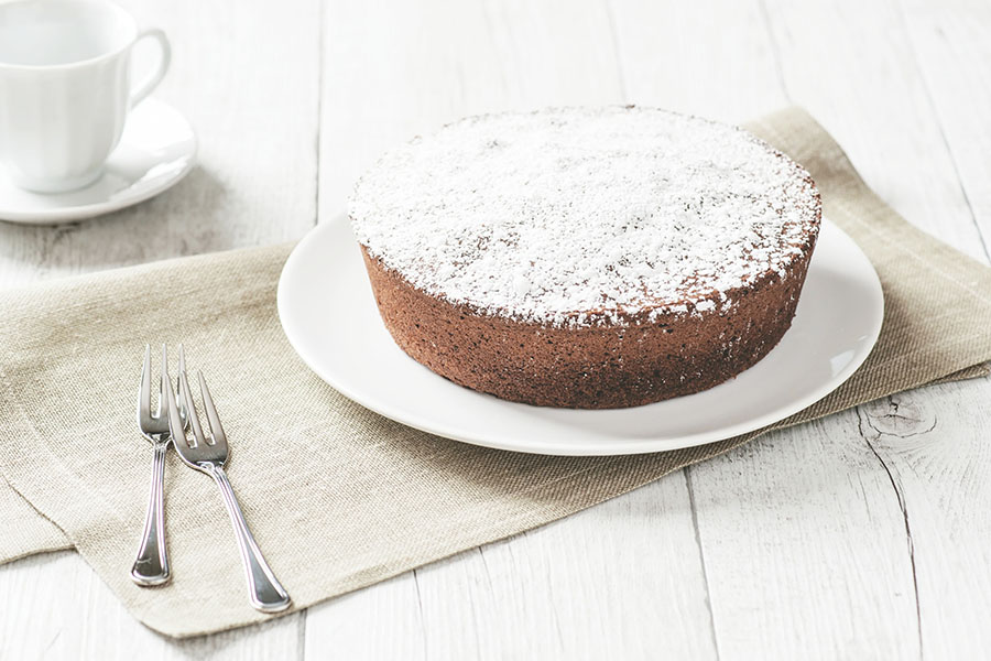 Pan di Spagna Alto e Soffice al Cacao fatto in casa con Zuccherissimo, lo zucchero extrafine di Italia Zuccheri, ideale per realizzare i dolci