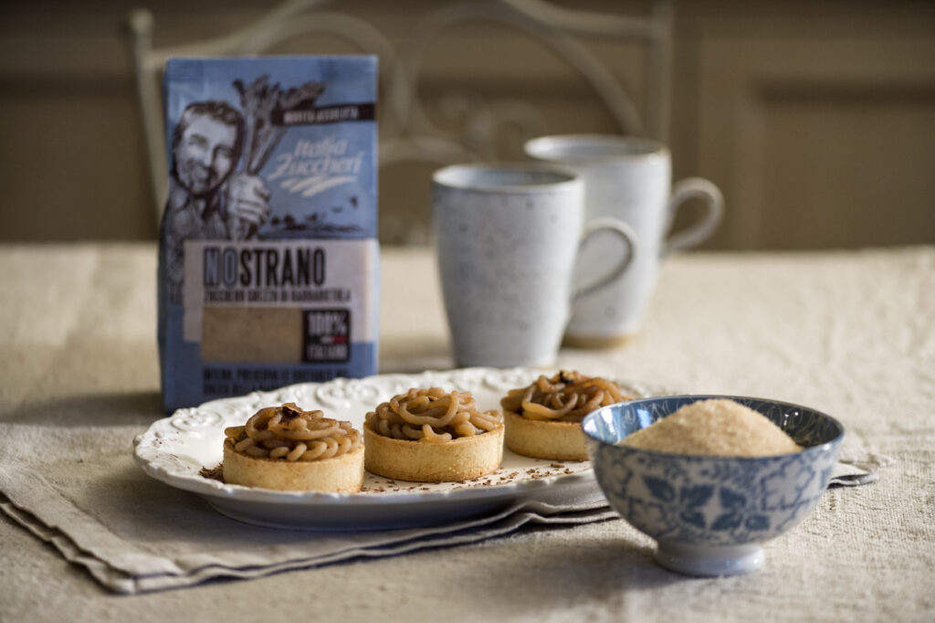 Crostatine realizzate con cioccolato, crema di marroni e Nostrano, lo zucchero grezzo di barbabietola 100% italiano