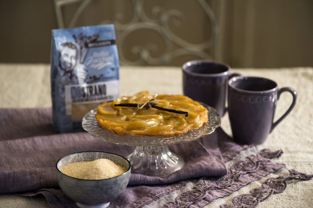 Tarte Tatin realizzata con mele, pasta sfoglia e Nostrano, lo zucchero grezzo di barbabietola 100% italiano