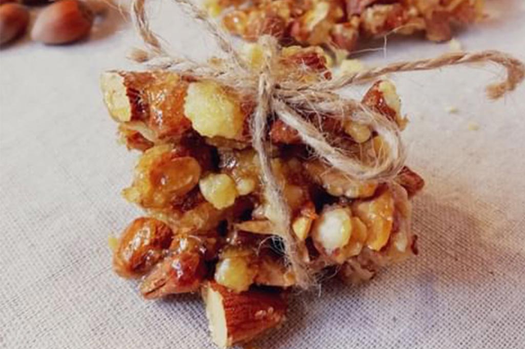 Croccante con Mandorle, Noci e Nocciole fatto in casa con lo Zucchero Semolato di Italia Zuccheri