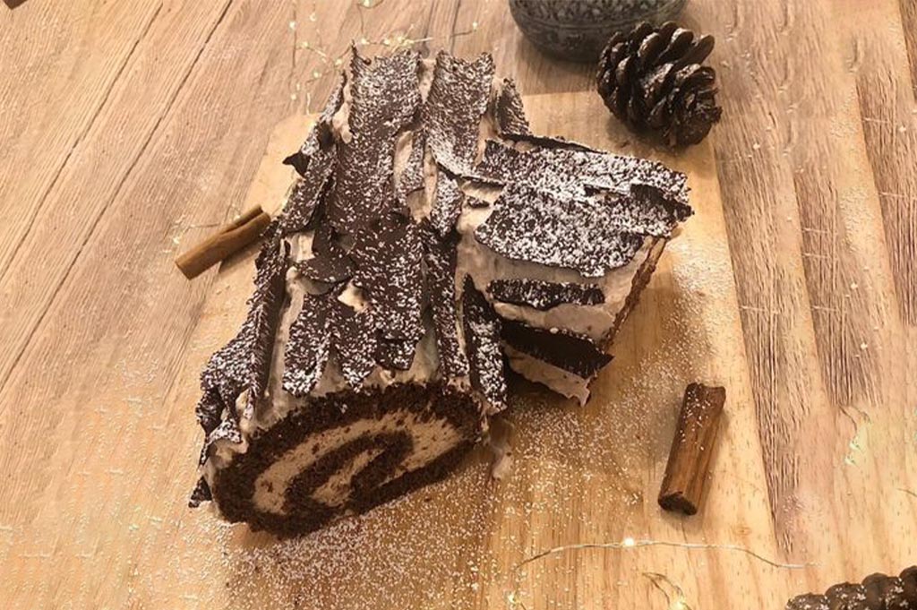 Tronchetto di Natale al Mascarpone con Castagne al Rum fatto in casa con lo Zucchero Semolato e lo Zucchero Velo Extra Fine di Italia Zuccheri